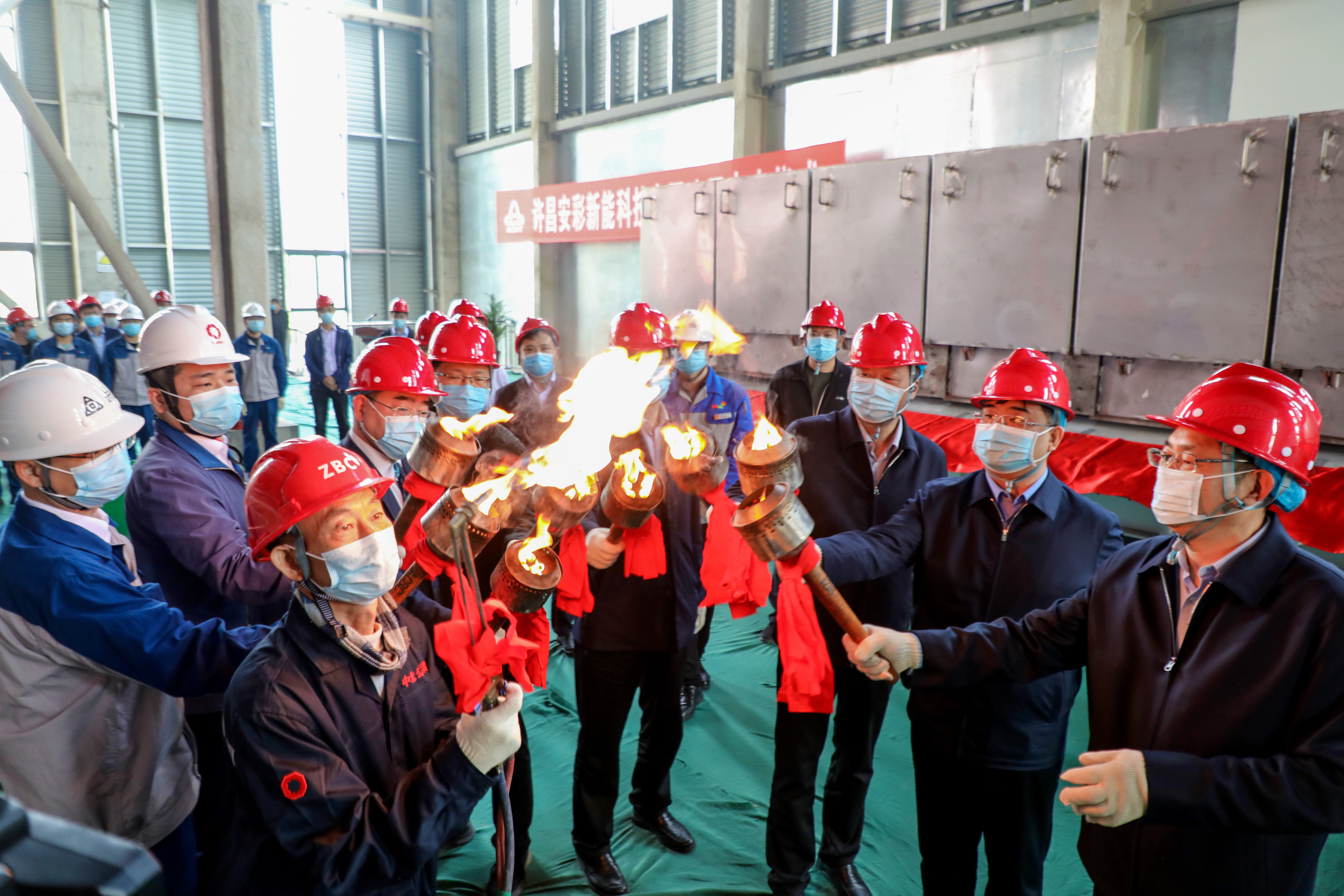 薪火赓续 再启征程——许昌伟德国际1949年产4800万平方光伏轻质基板项目顺利点火