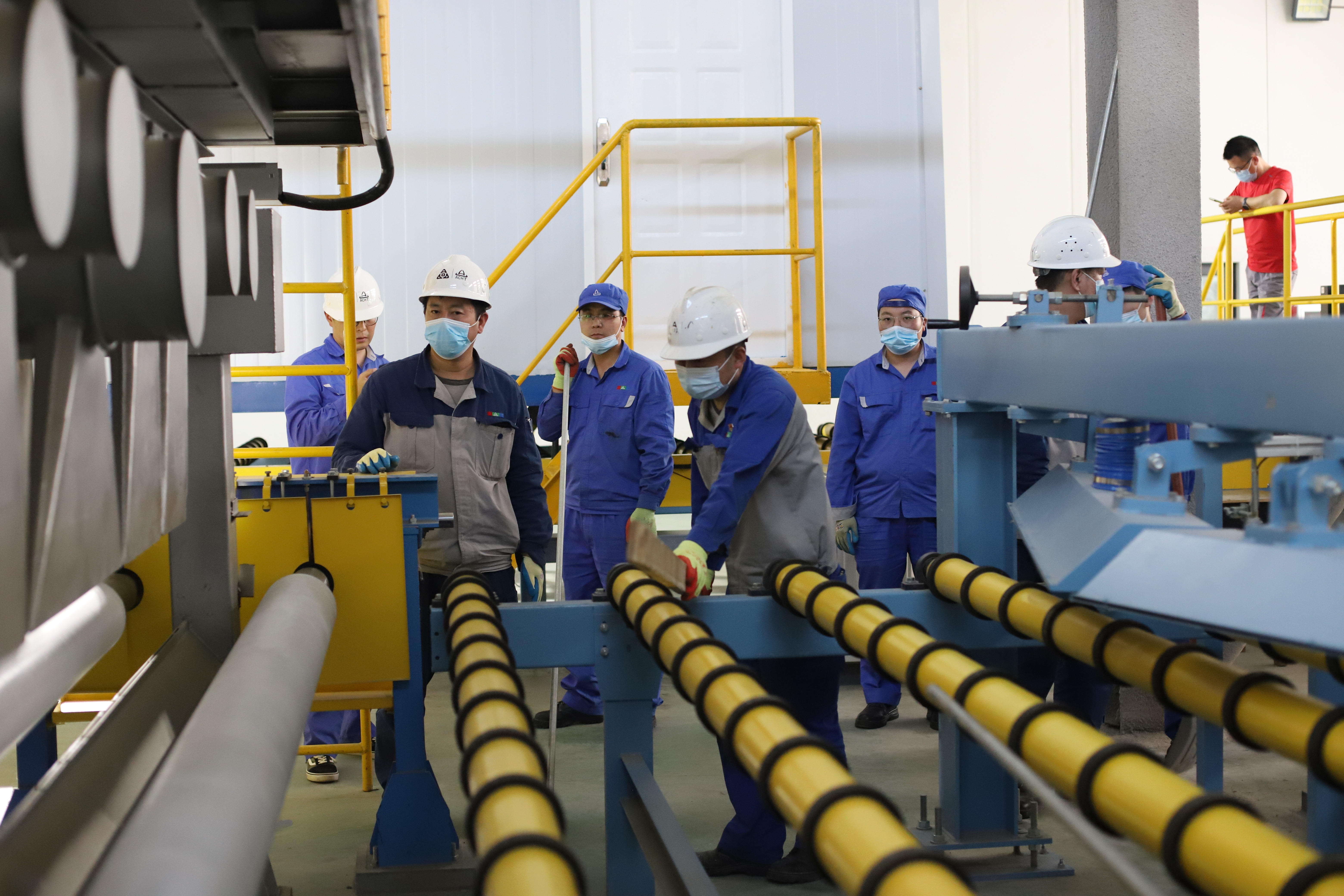 焦作伟德国际1949新材料有限公司玻璃生产线引头子成功
