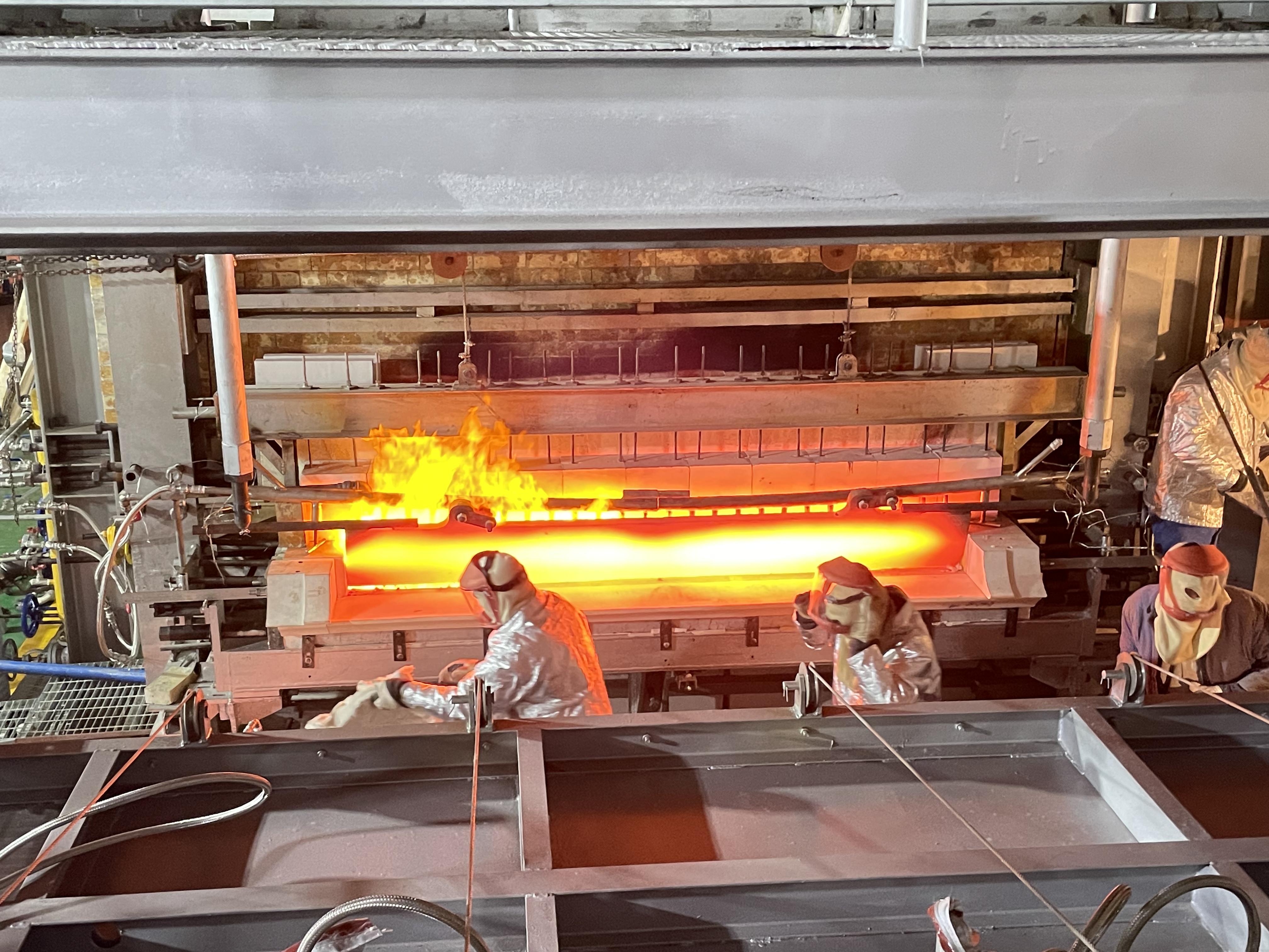 焦作伟德国际1949新材料有限公司玻璃生产线引头子成功