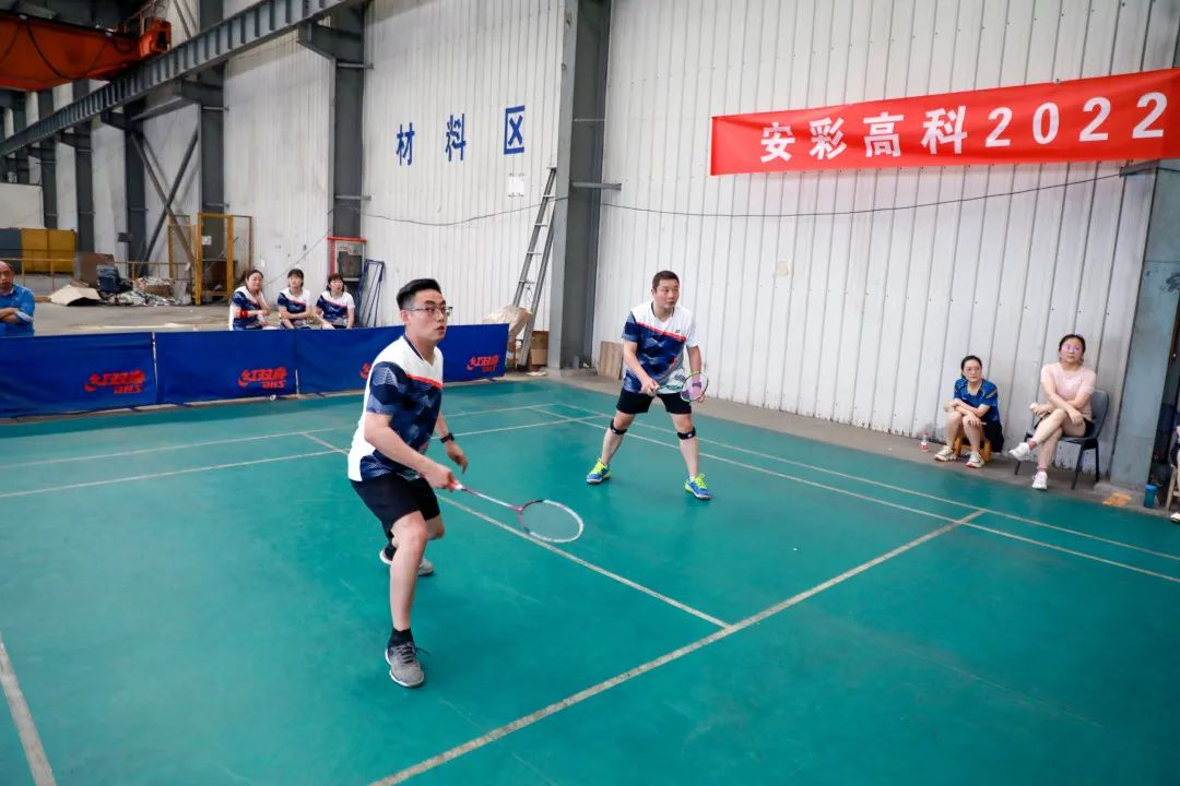激情碰撞 羽球飞扬——伟德国际1949工会举办2022年职工羽毛球比赛