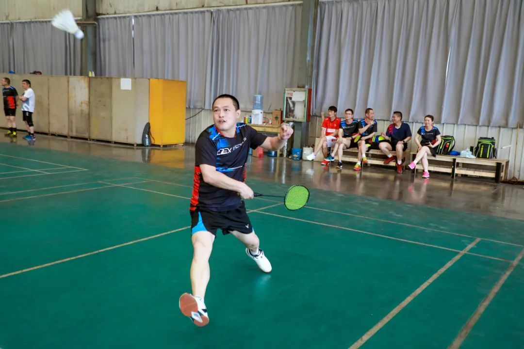 激情碰撞 羽球飞扬——伟德国际1949工会举办2022年职工羽毛球比赛