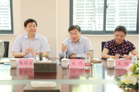 中国人民银行郑州中心支行副行长朱培玉一行莅临伟德国际1949调研