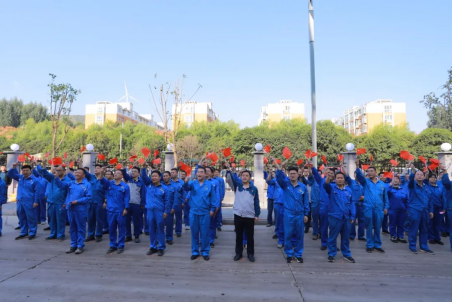 凝心聚力谋发展,砥砺奋进向未来——许昌伟德国际1949举行国庆升国旗仪式