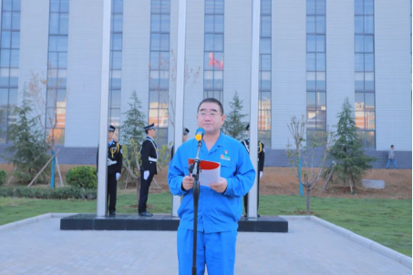 凝心聚力谋发展,砥砺奋进向未来——许昌伟德国际1949举行国庆升国旗仪式