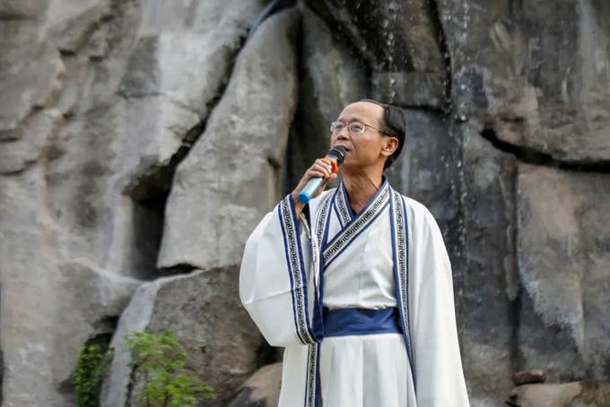 彩魂石下吟皓月 国风古韵迎中秋——伟德国际1949举办2024年中秋诗会活动
