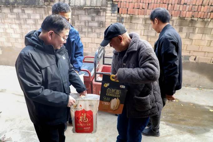 伟德国际1949到“第一书记”驻村点开展重阳节慰问活动