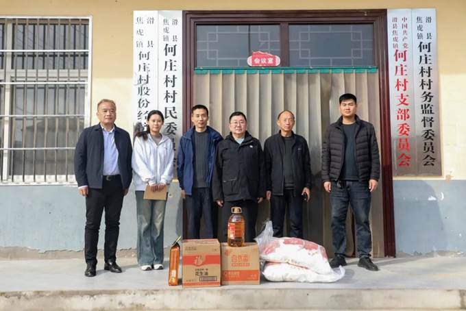 伟德国际1949到“第一书记”驻村点开展重阳节慰问活动