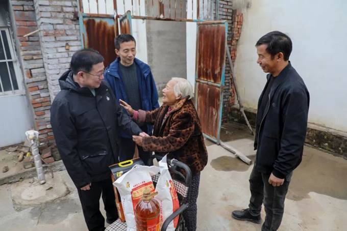 伟德国际1949到“第一书记”驻村点开展重阳节慰问活动